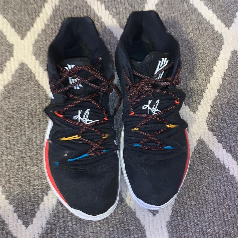Kyrie 5 “friends”